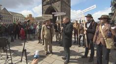 Vejconoši putovali 50 kilometrů na Karlův most. Připomněli si 600 let starou legendu