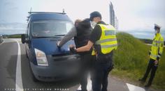 Celníci během kontroly na dálnici D11 našli v dodávce revolver