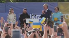 Prezident Zelenskyj se zlobí. Ukrajinci ve velkém shání modré knížky