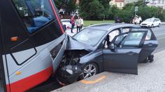 Řidička (60) čelně narazila do tramvaje. Museli ji vyprostit, zraněný je i cestující