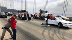 Šílenci zablokovali most. Driftování na dálnici se jim nevyplatilo