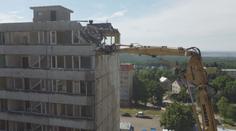 Další vybydlený panelák v Janově šel k zemi. V plánu jsou i další demolice