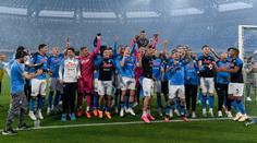 Neapol po zisku titulu porazila Fiorentinu díky penaltě. Juventus už je druhý