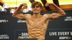 Český MMA zápasník do toho praštil. S krásnou cizinkou měl svatbu u moře