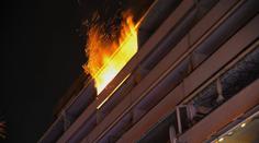 Nedopalek cigarety zapálil balkon, z činžáku muselo 20 lidí