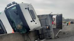 Hromadná nehoda zablokovala v Olomouci D35. Řidiče osobáku zabil vysypaný náklad