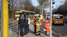 Chlapci se pohádali na zastávce, jeden druhého strčil pod tramvaj. Na místě zemřel