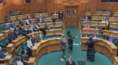 Maorští poslanci narušili jednání parlamentu. Tancem haka protestovali proti zákonu
