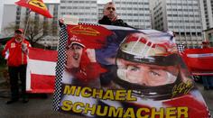 Fanoušci se u nemocnice modlí za svého Schumiho. Forza, Michael, vzkazuje Ferrari