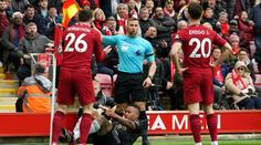 Rozhodčí naschvál trefil hráče Liverpoolu do obličeje. Ten navíc dostal žlutou kartu