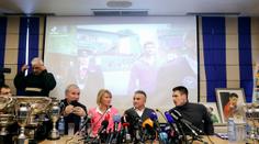 Můj syn byl mučen, stěžuje si Djokovičova matka. Tenista už si zatrénoval