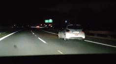 Podivné chování řidiče: Řítil se dálnicí rychlostí 150 km/h, světla měl vypnutá