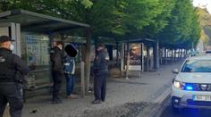 Vyhrocená situace v MHD! Muž mířil na pasažéry pistolí, byla to hračka