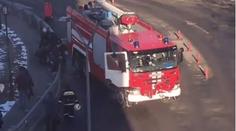 Auto hasičů narazilo do zastávky plné lidí. 1 mrtvý, 4 zranění