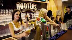 Světoznámý řetězec Hooters ohlásil bankrot. Proslavil se krásnými servírkami