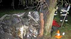 Auto po nárazu do stromu pohltily plameny, řidič zůstal zaklíněný uvnitř