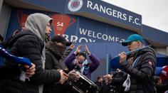 Další malér pro Rangers. Fanoušci posprejovali týmový autobus soupeře