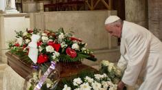 Žal ve Vatikánu: Papež František pohřbil milovanou sekretářku