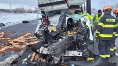Dálnici D1 zablokovala vážná nehoda. Hasiči museli vyprošťovat řidiče dodávky