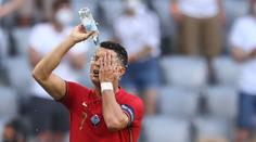 Pití vody přináší své ovoce. Ronaldo předvedl striptýz na Euru