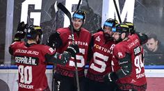 Pardubice promrhaly dlouhou přesilovku. Sparta srovnává sérii, Vary odvrátily vyřazení