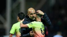 Premier League má zákaz objímání. Je to těžké dodržovat, hlásí kouč City