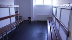 Postrach zimních stadionů řádí v Česku. Zloděj už vykradl minimálně šest šaten