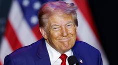 Maskérka odhalila Trumpovo tajemství. Má se skrývat na jeho tváři