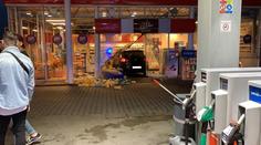 Řidič v Praze nezvládl jízdu, auto projelo výlohou benzinky