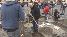 Návrat Mariánského sloupu se prodražuje, spolek mluví o naschválu