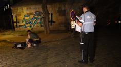 Dva cizinci posprejovali Karlův most, skončili na policii