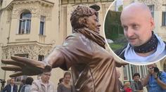 Lidé sochu Špinarové ztrhali. Tohle na drtivou kritiku řekl autor