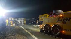 Převrácený kamion uzavřel dálnici D5, nabouralo do něj další auto