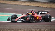 Hamilton obkroužil první kola ve Ferrari. Kolem trati byly davy fanoušků
