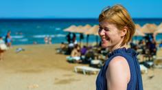 Řeckou pláž obsadil nezvaný host. Turisté se smějí i utíkají pryč