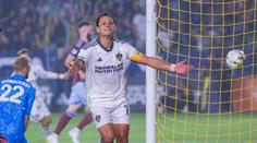 VIDEO: Patička jako z partesu a gól. Chicharito v MLS nepřestává udivovat