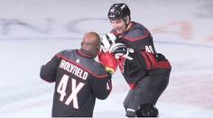 Nečekaný knock-out v NHL! Přišel Holyfield a sejmul domácího rváče