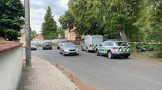 Záhadná smrt muže. Našli ho v rybníku u Prahy, případ řeší policie