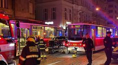 Auto skončilo po nehodě zaklíněné mezi tramvajemi. Čtyři lidé zůstali uvěznění