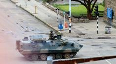 Zimbabwský prezident Mugabe byl zadržen. V zemi vládne armáda