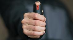 Řidič po něm chtěl platnou jízdenku. Násilník mu do očí nastříkal pepřák