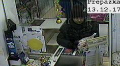 Seniorka s pistolí přepadla poštu. Odnesla si desítky tisíc korun