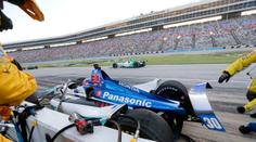 Děsivá nehoda na IndyCar: Závodník v boxech smetl mechanika