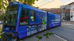 Nehoda tramvaje v Ostravě. Srážka s autem ji odhodila na chodník