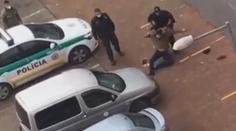 Šokující zákrok na Slovensku, policista bil a kopal do bezdomovce!