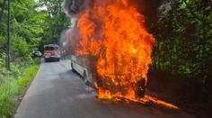 Autobus ve Vítkově začal za jízdy hořet. Pohltily ho plameny