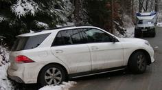 Cizinec prorazil zátaras a najížděl na policisty! Ti neváhali střílet