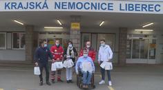 Firmy pomáhají zdravotníkům, vozí je do práce a obstarávají jim obědy