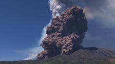 Masivní erupce Etny: Kouř je vidět na kilometry, turisté utíkají do bezpečí