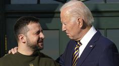 Zelenskyj přivezl Bidenovi dar od vojáka. Ukrajinu opustil poprvé od začátku války